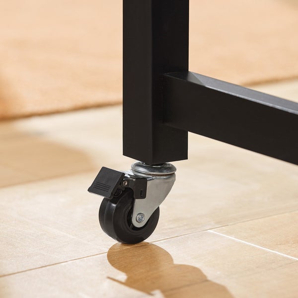 Detailansicht eines Möbelstücks mit einer Rollenhalterung und Feststellbremse