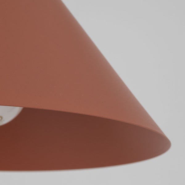 Detailaufnahme eines konischen Lampenschirms aus Metall für Pendelleuchten