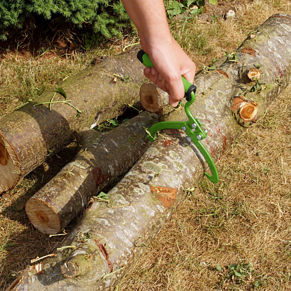 Handhabe einer Stamm-Greifzange beim Heben von Baumstämmen im Garten