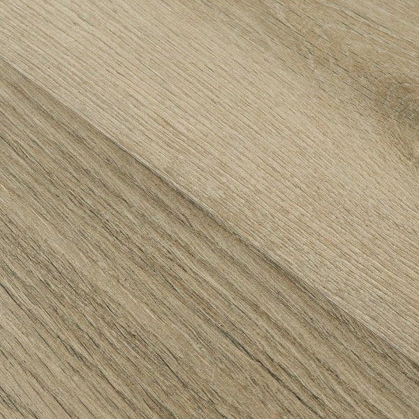 Detailansicht eines Laminatbodens mit authentischer Holzstruktur in Eichenoptik und sichtbarem Stoß der Paneele