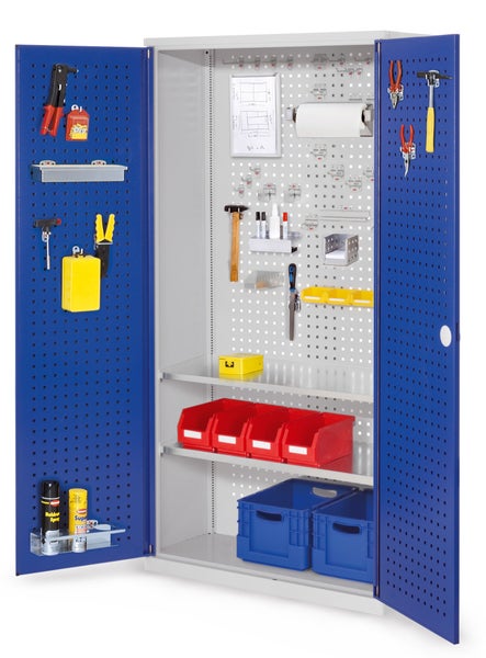 Metall-Werkstattschrank mit Lochwandsystem an Türen und Rückwand, inklusive Regalböden und Boxen zur Werkzeugaufbewahrung.