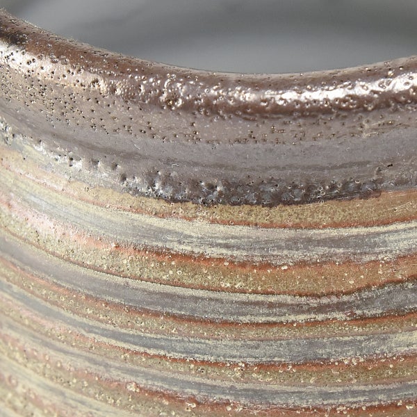 Detailaufnahme einer Pflanzgefäßoberfläche mit Streifenmuster