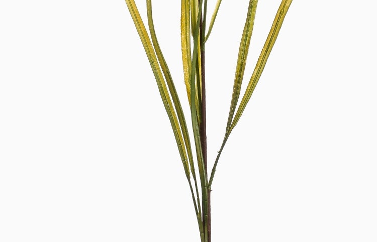 Detailaufnahme eines künstlichen Pflanzenstiels mit langen, schmalen Blättern.