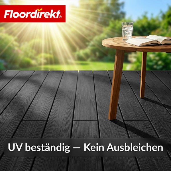 Terrassendielen auf einer Terrasse mit einem Tisch, einem Buch und einem Glas Wasser im Freien.