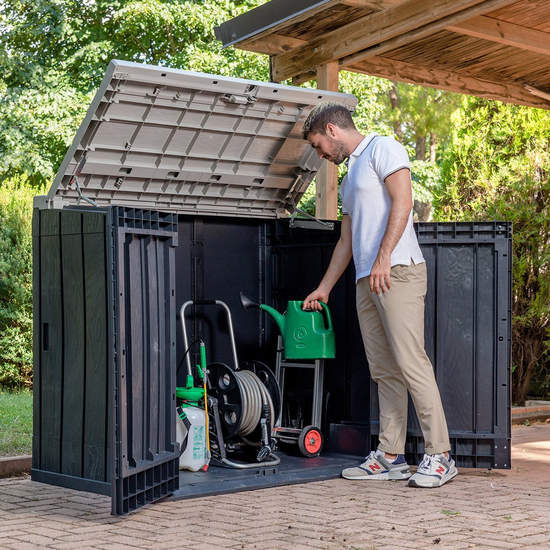 Schild mit der Aufschrift Ab hier bitte lächeln