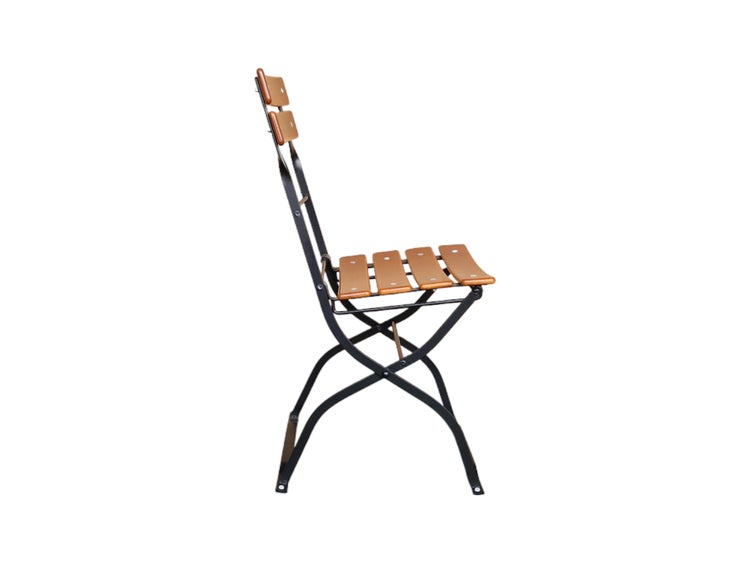 Klappstuhl mit schwarzem Metallgestell und braunen Holzlatten an Sitz und Rückenlehne, Seitenansicht.