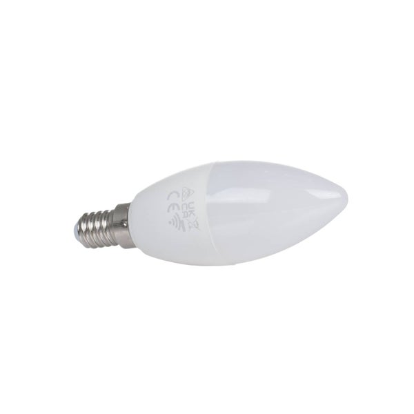 LED-Kerzenlampe mit E14-Sockel und matter weißer Oberfläche.