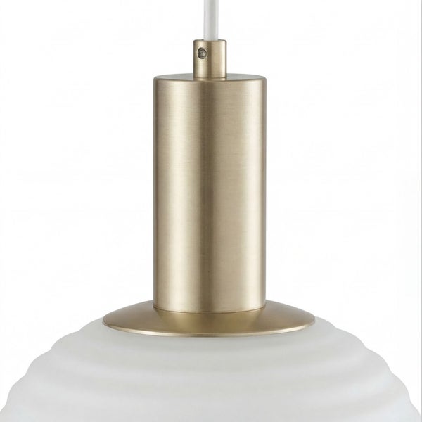 Detailansicht einer Pendelleuchte mit zylindrischer Halterung aus mattem Messing und gewelltem Glasschirm