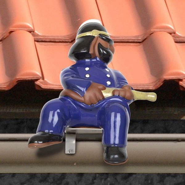 Firstfigur Polizist sitzend, dekorativer Dachschmuck aus Keramik auf einer Metallhalterung an der Dachrinne.