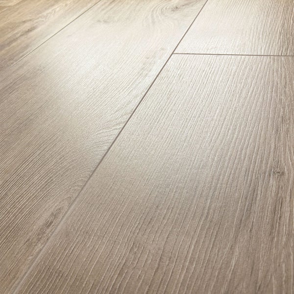 Laminatboden in Holzoptik mit strukturierter Oberfläche und sichtbarer Fuge.