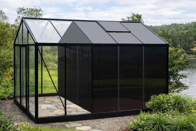 Modernes Gewächshaus mit schwarzem Aluminiumrahmen und teilweise schattierten Glasscheiben im Garten.