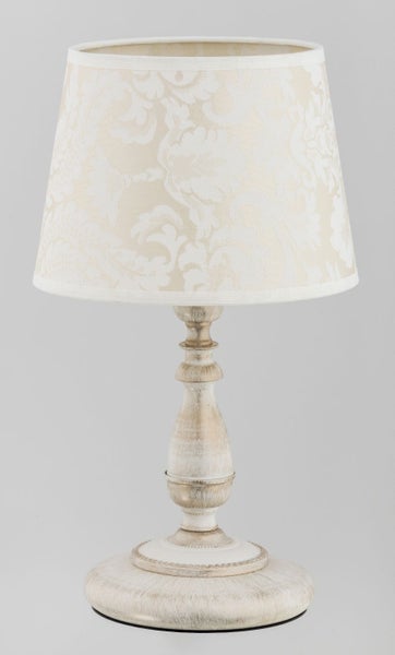 Tischlampe im Landhausstil mit gemustertem Lampenschirm und dekorativem Lampenfuß aus Holz