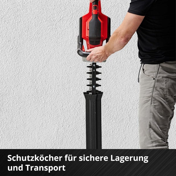 Eine Person schiebt eine Heckenschere in einen Schutzkocher fur die sichere Lagerung und den Transport.
