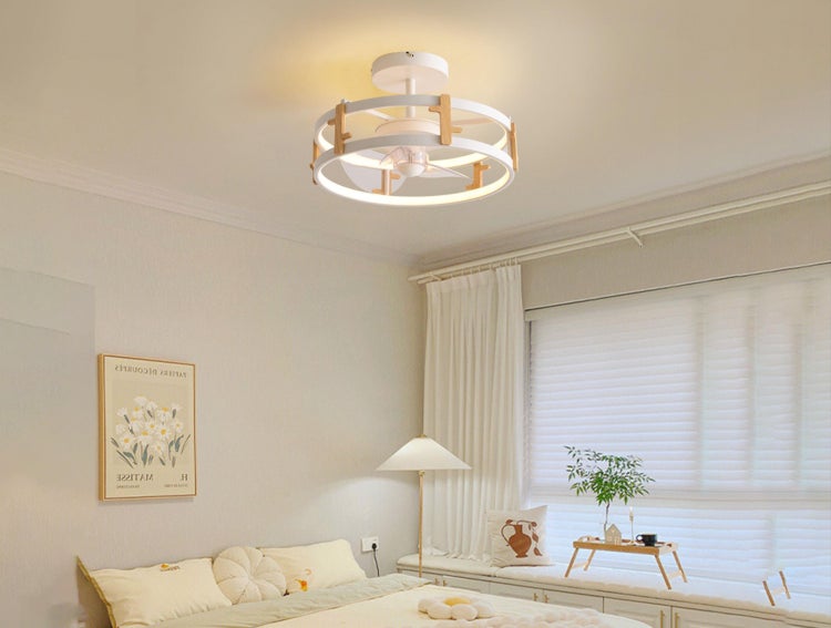 Deckenventilator mit Beleuchtung in einem hellen Schlafzimmer.