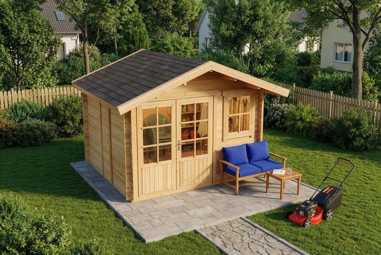 Ein klassisches Gartenhaus aus hellem Holz mit Doppeltür und Fenster auf einer Steinterrasse in einem grünen Garten mit Rasenmäher und Gartenmöbeln.