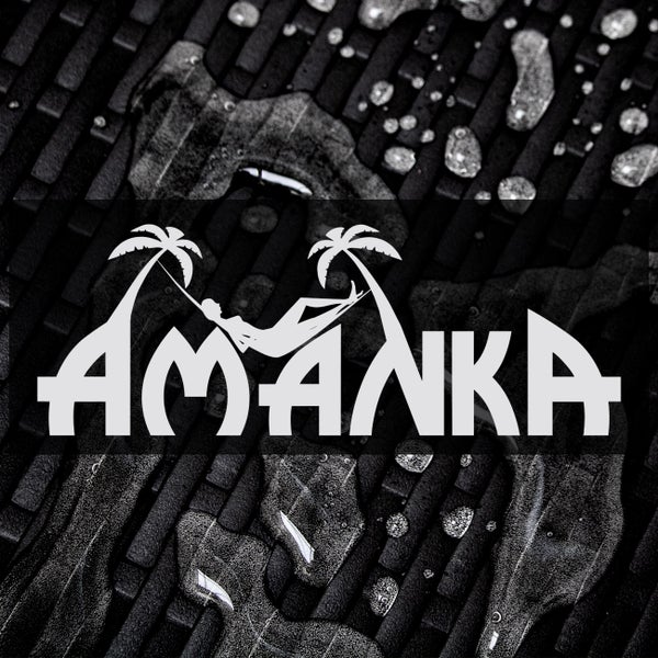 Amanka Logo auf strukturiertem Hintergrund mit Wassertropfen