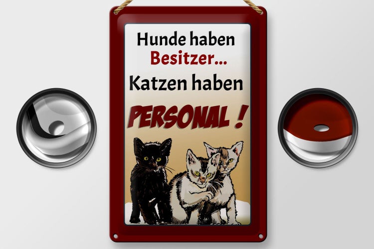Metallschild mit dem Spruch: Hunde haben Besitzer, Katzen haben Personal.