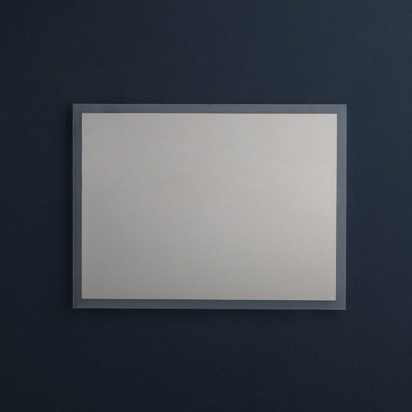 Rechteckiger Wandspiegel mit mattem Rand.