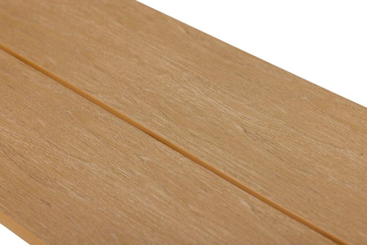 Nahaufnahme einer Terrassendiele aus Verbundwerkstoff mit Holzmaserung und Fuge.