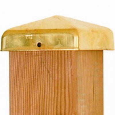 Pfostenkappe aus Metall auf einem Holzpfosten