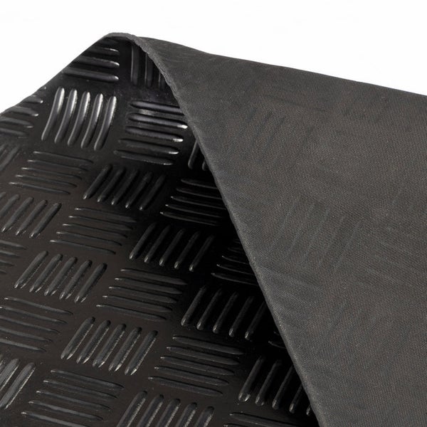 Schwarze Bodenmatte mit Riffelblechmuster