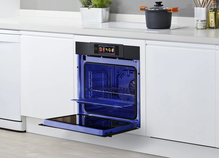 Einbau-Backofen mit geöffneter Tür und digitalem Bedienfeld in einer modernen Küchenzeile mit weißer Front.