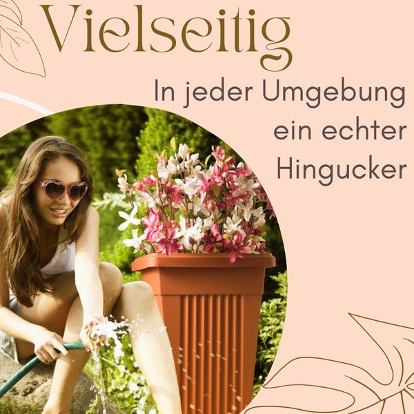 Dekorative Pflanzsäule mit Blumen in einer Gartenszene