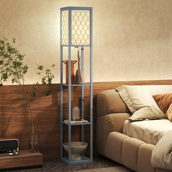 Moderne Stehleuchte mit integrierten Regalböden, gemustertem Lampenschirm und Dekorationsgegenständen in einem hellen Schlafzimmer.