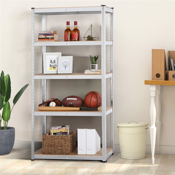 Stabiles Metallregal mit fünf Holzböden, bestückt mit Büchern, Sportgeräten und Dekorationsartikeln in einer hellen Wohnumgebung.