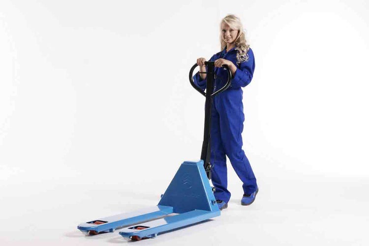 Person bedient einen manuellen Hubwagen aus Metall für den Transport von Paletten.