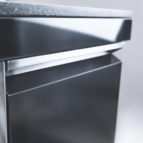 Moderne Küchenschrankfront mit matter Oberfläche, integrierter Griffleiste aus Metall und Arbeitsplatte in Steinoptik.