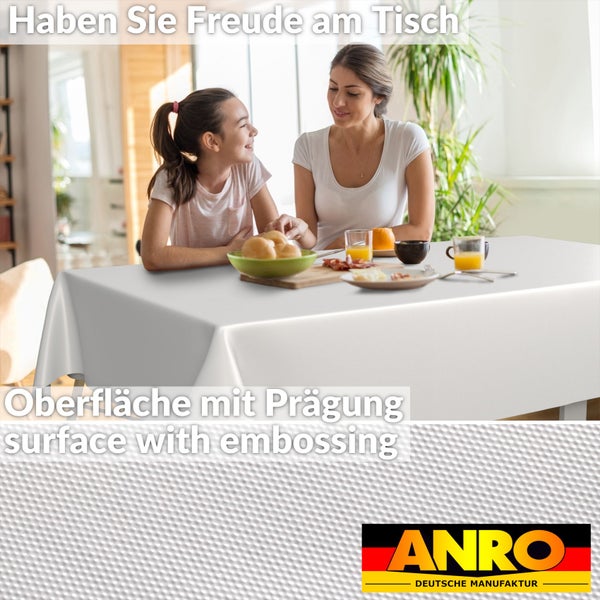 Weiße Tischdecke mit geprägter Oberfläche in einer Esszimmerszene mit zwei Personen, Detailansicht der Textur und ANRO Logo.