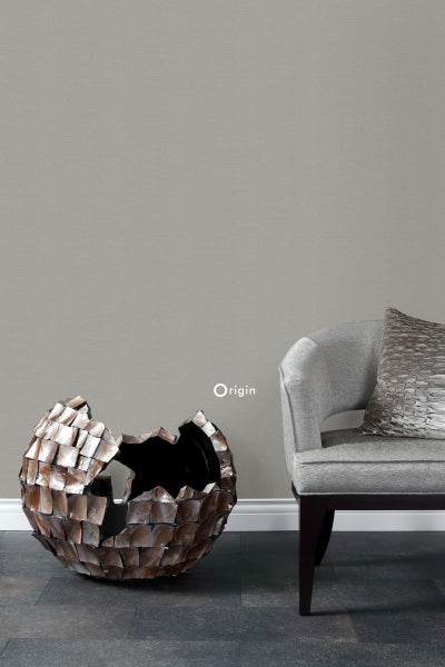 Tapete in einem hellen Raum mit dekorativer Schale und Sessel