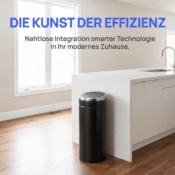 Schwarzer Abfalleimer mit Sensor in einer modernen Küche mit weißer Kochinsel und Holzboden.
