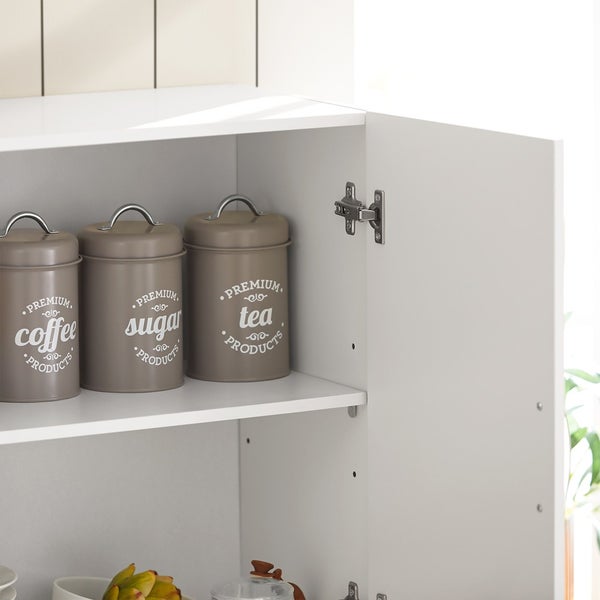 Offener Küchenschrank mit Behältern für Kaffee, Zucker und Tee.