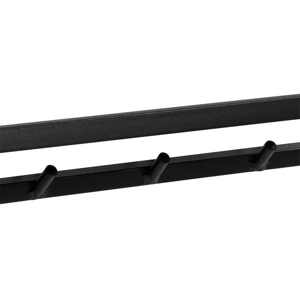 Detailaufnahme einer schwarzen Garderobe mit Haken