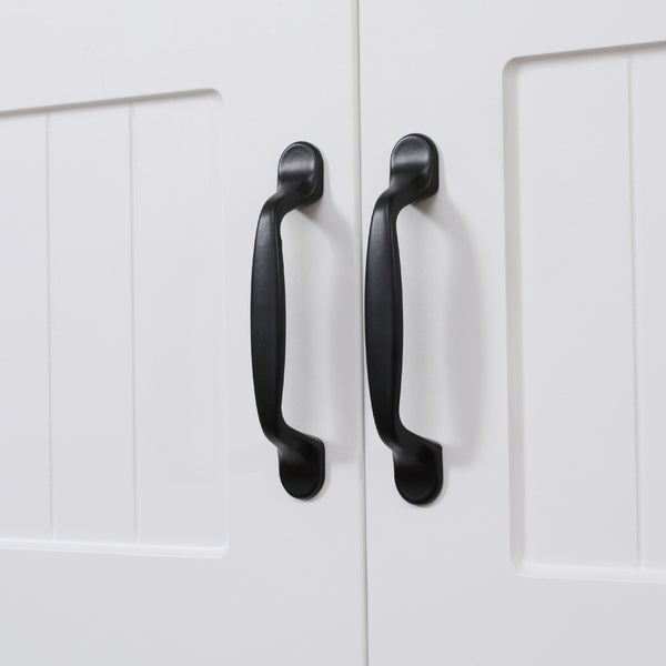 Zwei schwarze Möbelgriffe aus Metall an weißen Schranktüren mit vertikalen Vertiefungen.