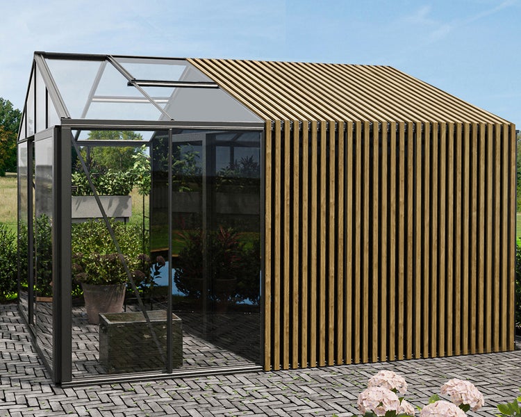 Modernes Gewächshaus aus Glas und Metall mit einer Verkleidung aus Holzlatten auf einer gepflasterten Fläche.