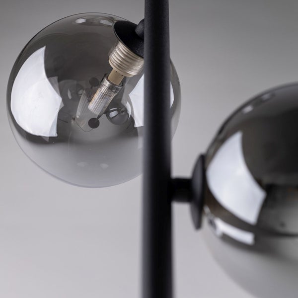 Detailaufnahme einer Stehlampe mit Glaskugelschirm