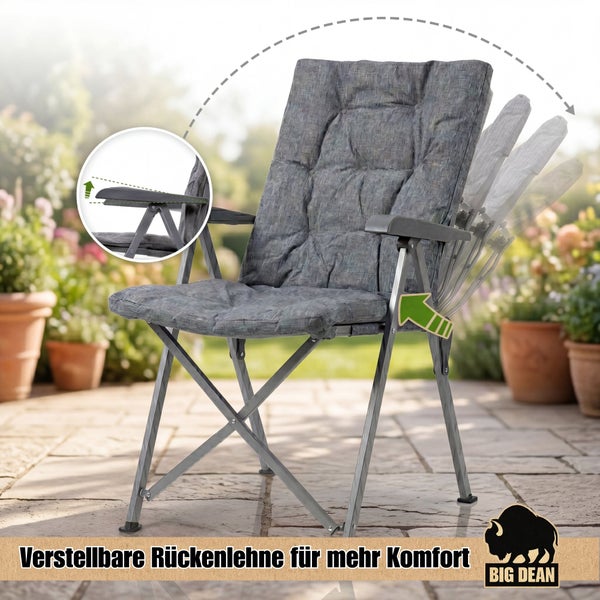 Ein verstellbarer Gartenstuhl mit Polsterauflage auf einer Terrasse. Die Rückenlehne lässt sich in verschiedene Positionen neigen.