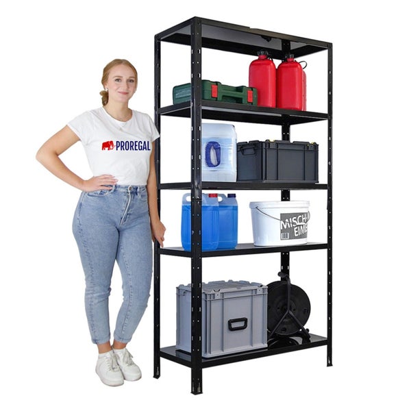 Schwarzes Regal mit fünf Ebenen und verschiedenen Gegenständen, neben einer Frau