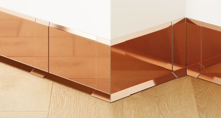 Detailansicht von Sockelleisten an der Wand