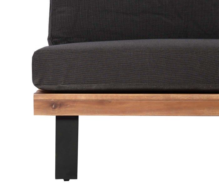 Detailansicht eines Gartensofas mit Holzrahmen, dunklem Polster mit feinem Streifenmuster und schwarzem Metallfuß.