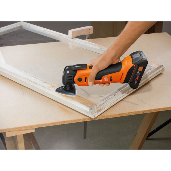 Fein Akku-Multitool mit StarlockMax-Aufnahme beim Sägen einer Aussparung in einen Holzbalken in einer Werkstatt.