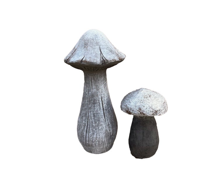 Zwei Deko-Pilze aus Stein für den Garten in verschiedenen Größen.