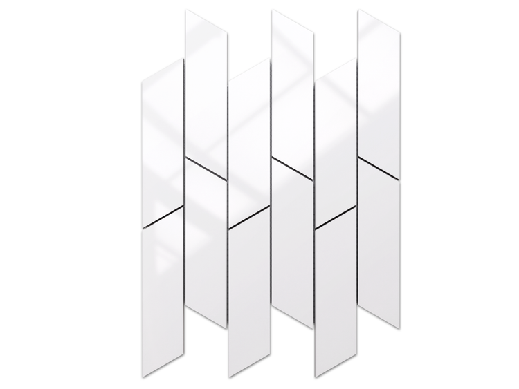Glänzendes Glasmosaik in Weiß mit vertikalen Parallelogrammfliesen in versetzter Anordnung.