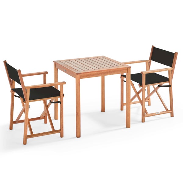 Gartenmöbel-Set bestehend aus einem quadratischen Holztisch und zwei klappbaren Regiestühlen mit schwarzem Textilbezug.
