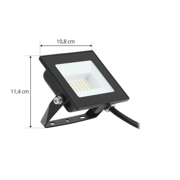 Schwarzer LED-Fluter mit Montagebügel, Breite 10,8 Zentimeter und Höhe 11,4 Zentimeter.