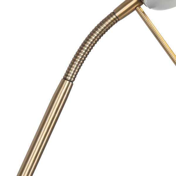 Detailansicht einer goldenen Lampe mit flexiblem Hals