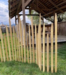 Spitzzaun aus Holz im Außenbereich